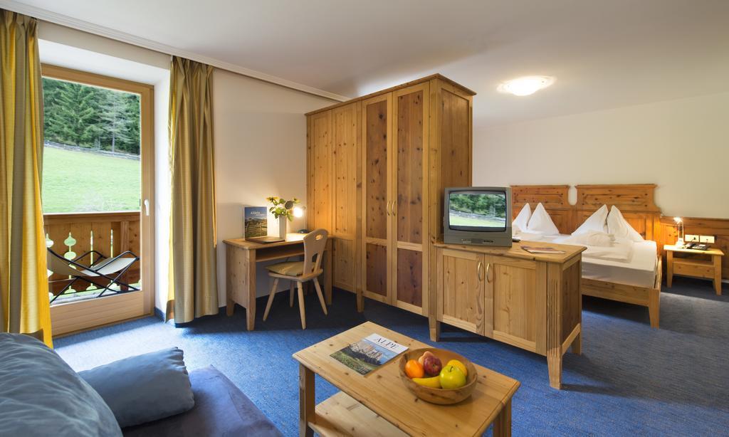 Dolomitenhotel Weisslahnbad Тирес Номер фото